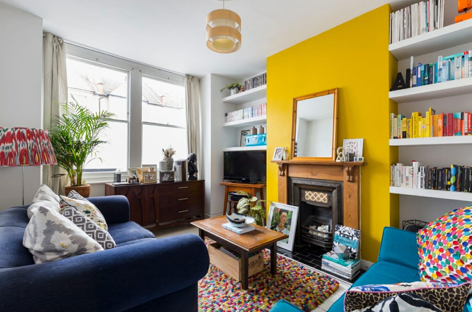 Vibrant accent walls redefine the living rooms aesthetic appeal this year