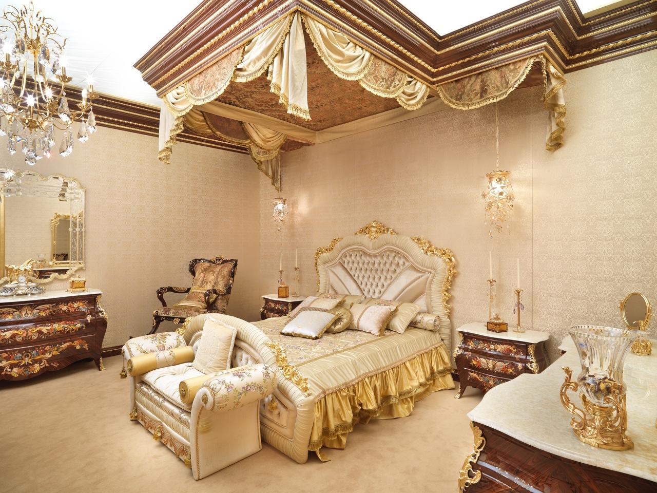 Elegant Bedroom: Use rich fabrics and ornate details for a luxurious look