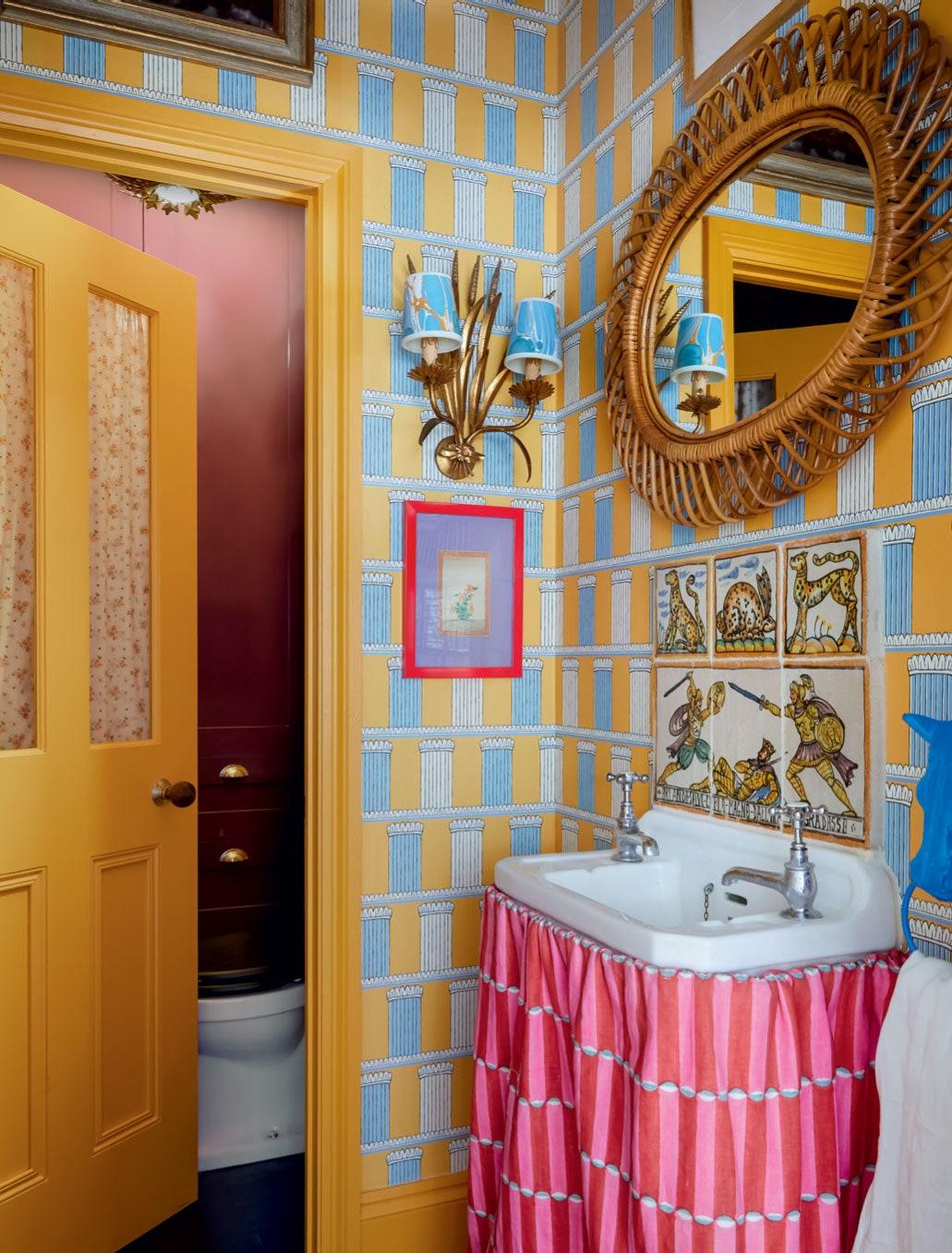 A mismatched collection of antique mirrors adds charm to an eclectic‍ bathroom