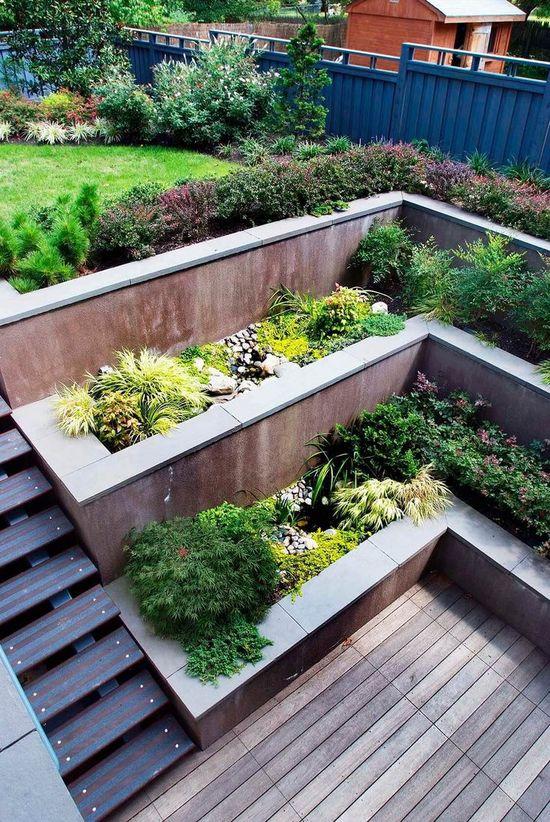 Design a tiered garden with varying heights for⁢ dynamic front yard landscaping