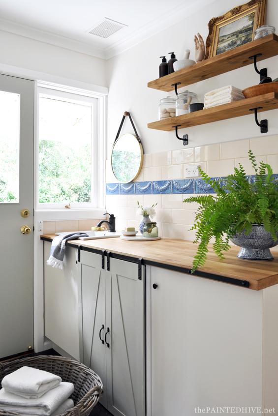 Install a sliding barn ‌door for a trendy touch in your eat-in ⁣kitchen