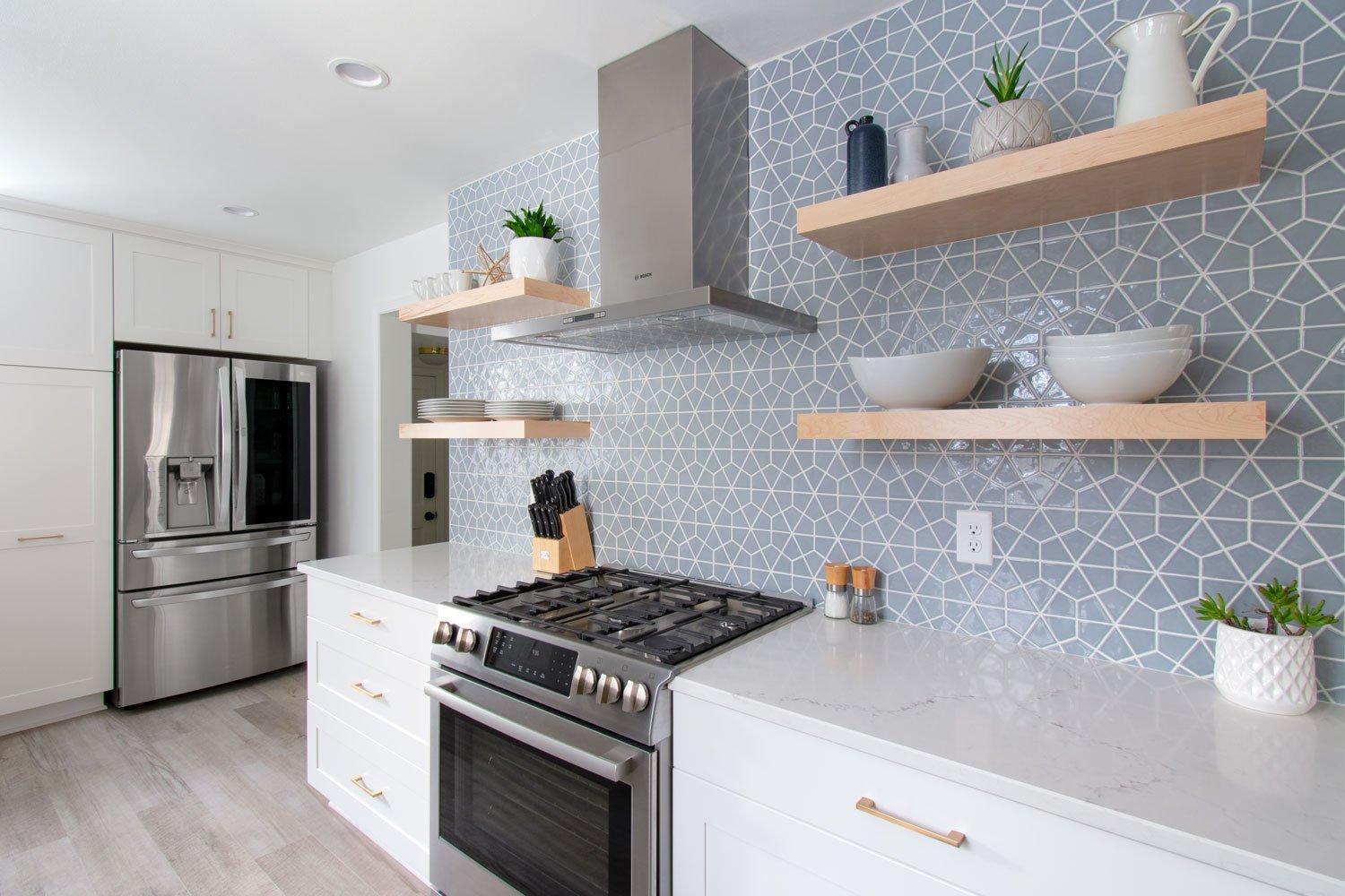 Add a backsplash ⁤with ⁣shelves for‍ both style and storage in your galley⁢ kitchen