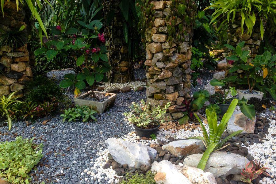 Recycled materials give⁤ an eco-friendly touch to your Zen Garden design