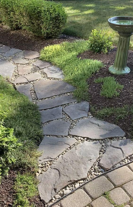 Create a welcoming pathway using natural stones in your front yard⁢ landscaping