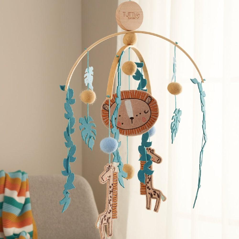 Artisanal Touches: Personalize ⁤a boy‌ nursery with handcrafted decorations⁢ and unique art pieces