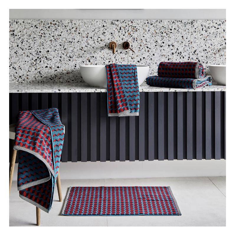 Bath mats with ‍bold patterns ​make bathroom spaces ⁣pop