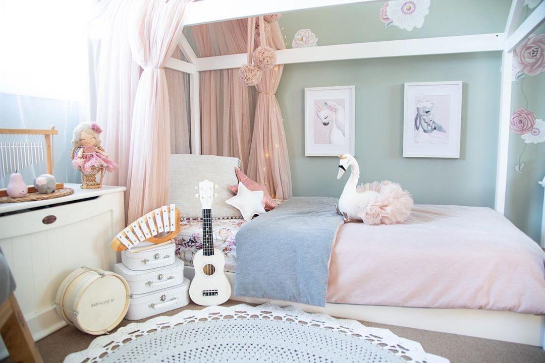 Embrace pastels: Soft colors create a soothing vibe in a teen girl bedroom