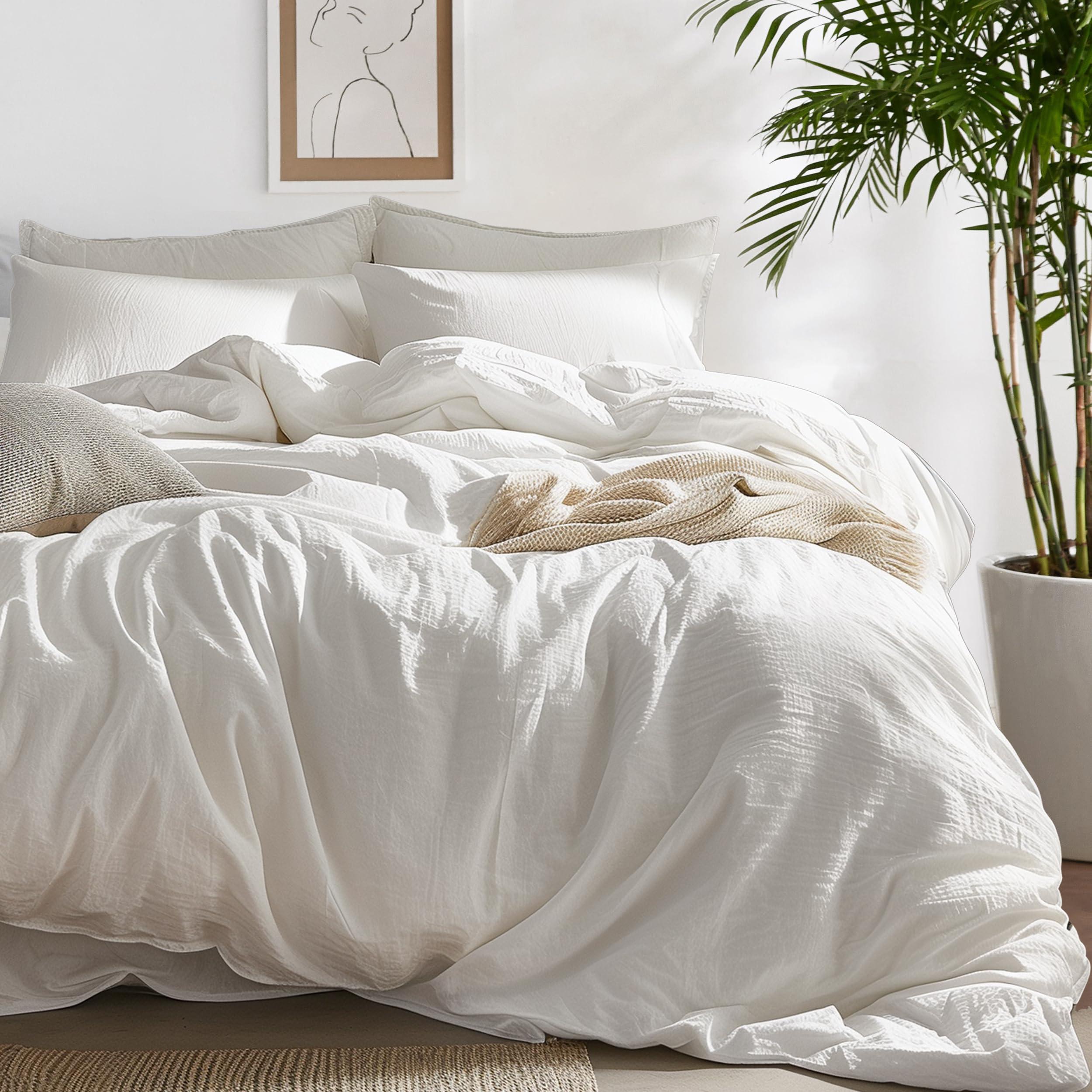 Choose simple⁢ yet elegant bedding ⁣for a ⁤serene minimalist bedroom