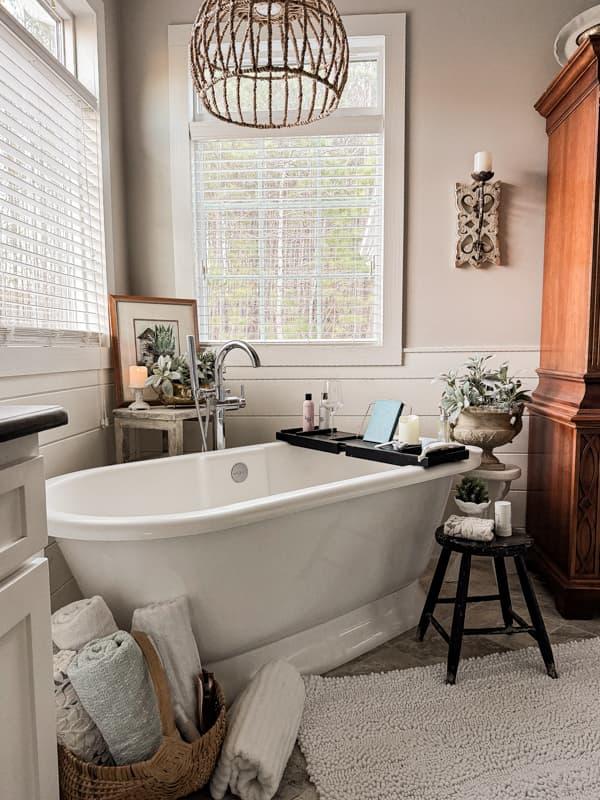 Vintage‌ freestanding tubs‌ offer relaxation in charming‌ farmhouse bathrooms