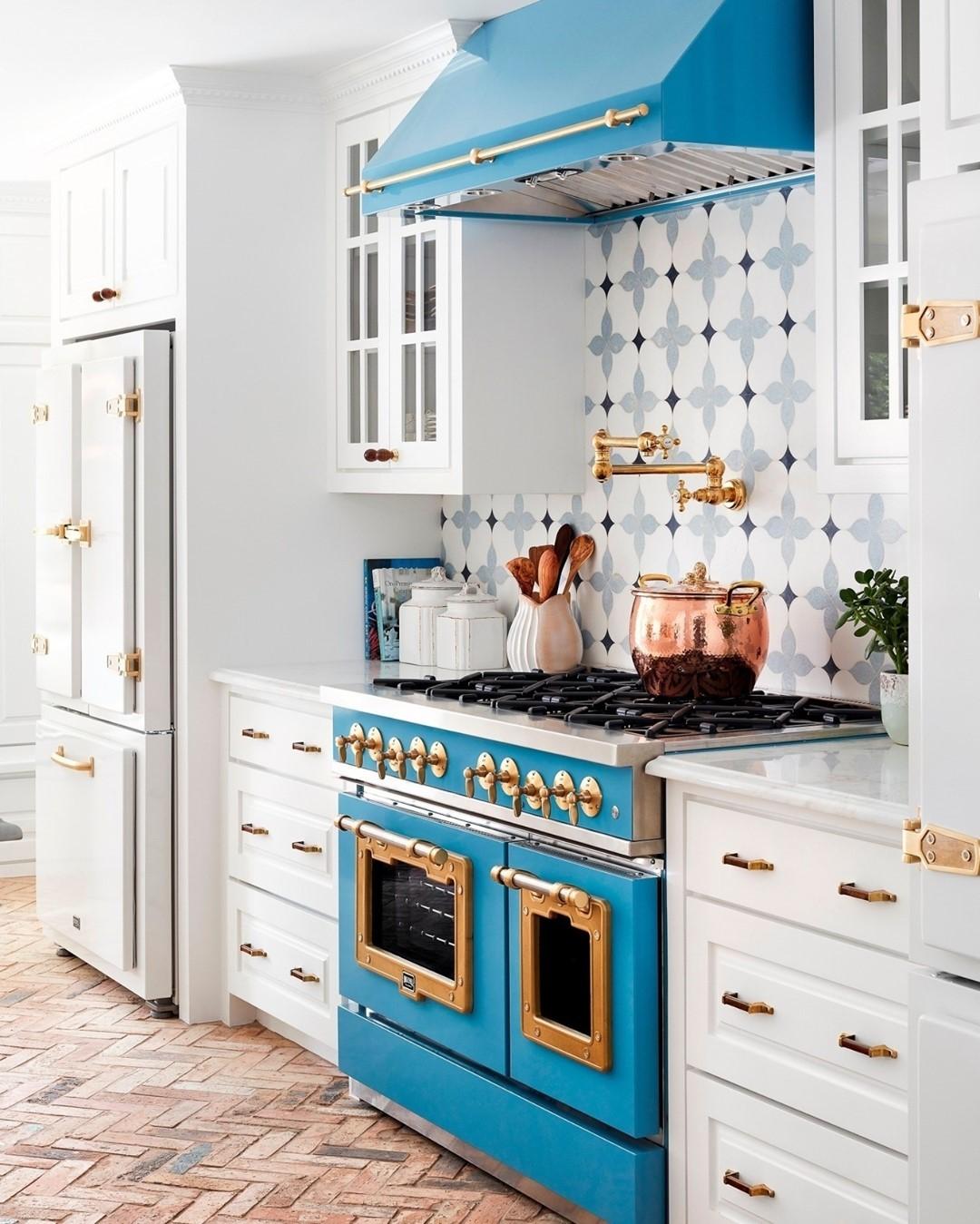 Colorful appliances: Choose retro-style ovens or fridges to make a⁤ kitchen⁣ statement