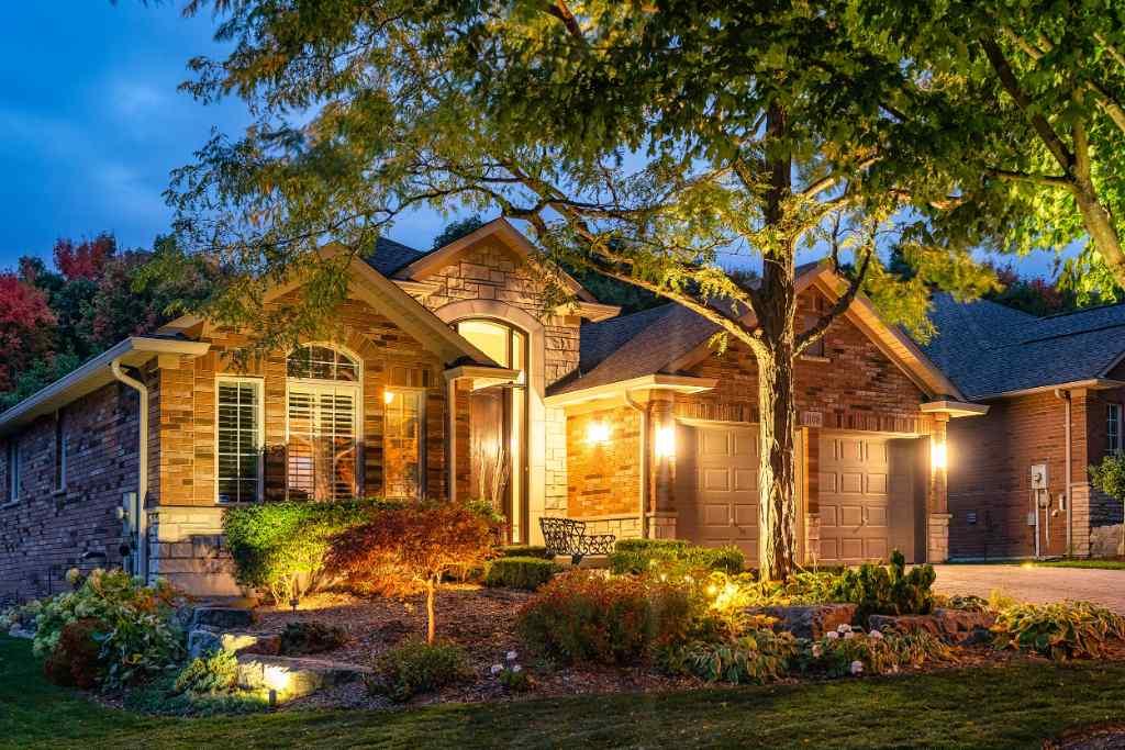 Utilize⁣ outdoor lighting to highlight stunning features⁢ in your front yard landscaping