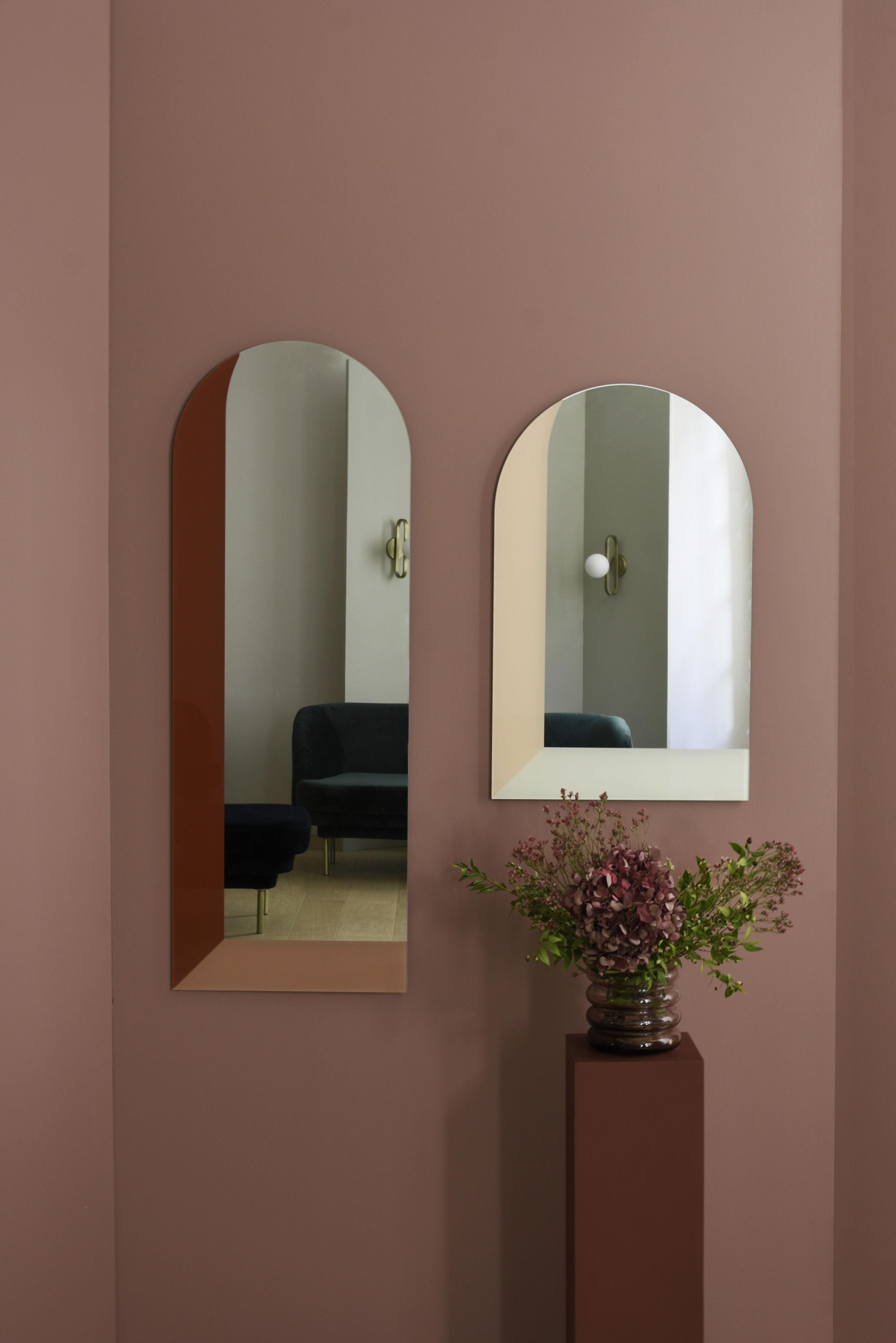 Use a⁢ large ​mirror to create an illusion of space in ‍your burgundy ⁤kitchen