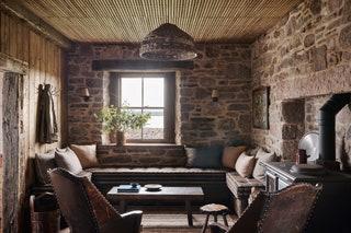 Fashion‌ a cozy reading nook surrounded by a lush​ pallet garden backdrop