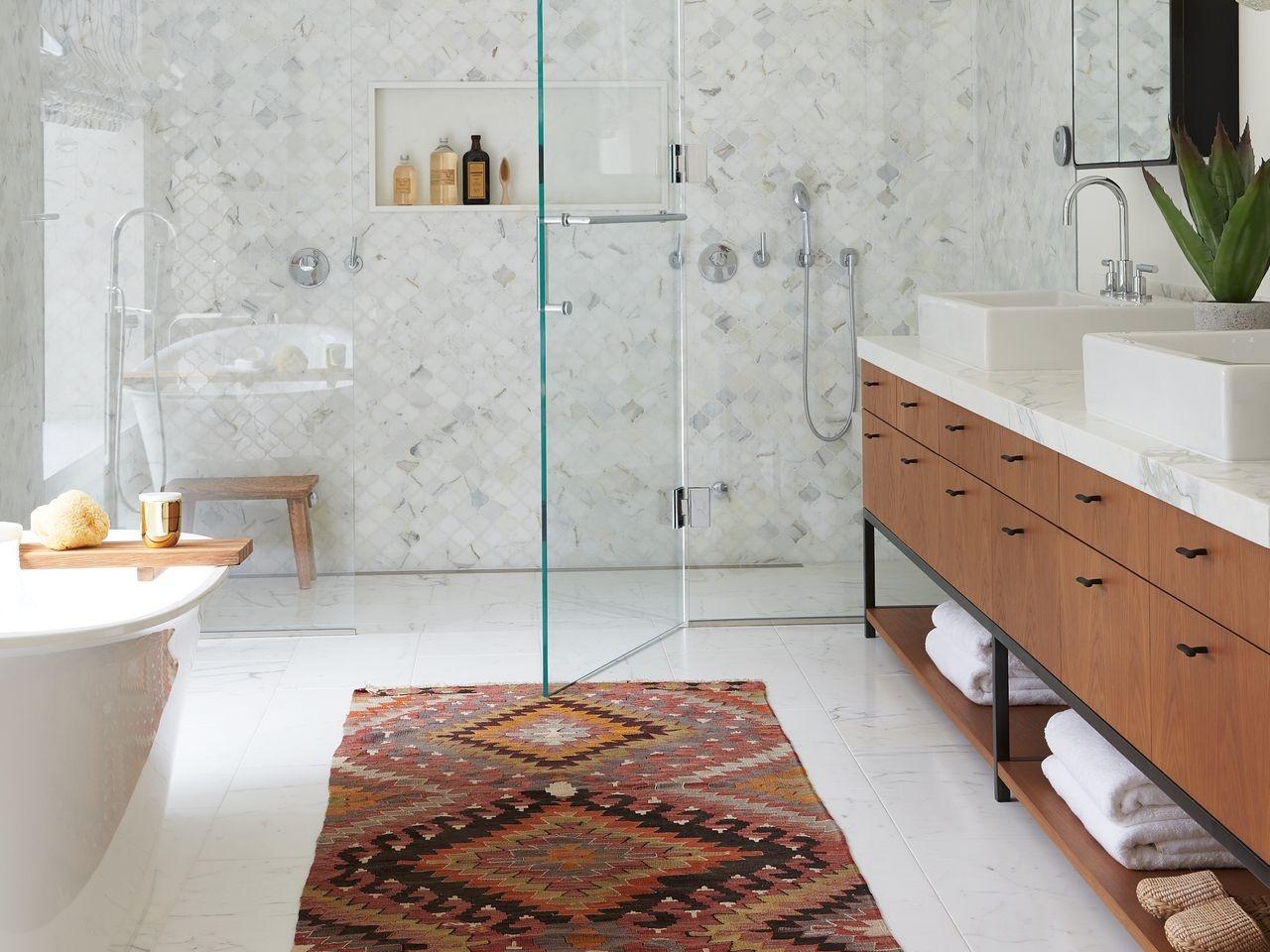 Use rugs to define areas and add warmth to a‌ small ⁣bathroom