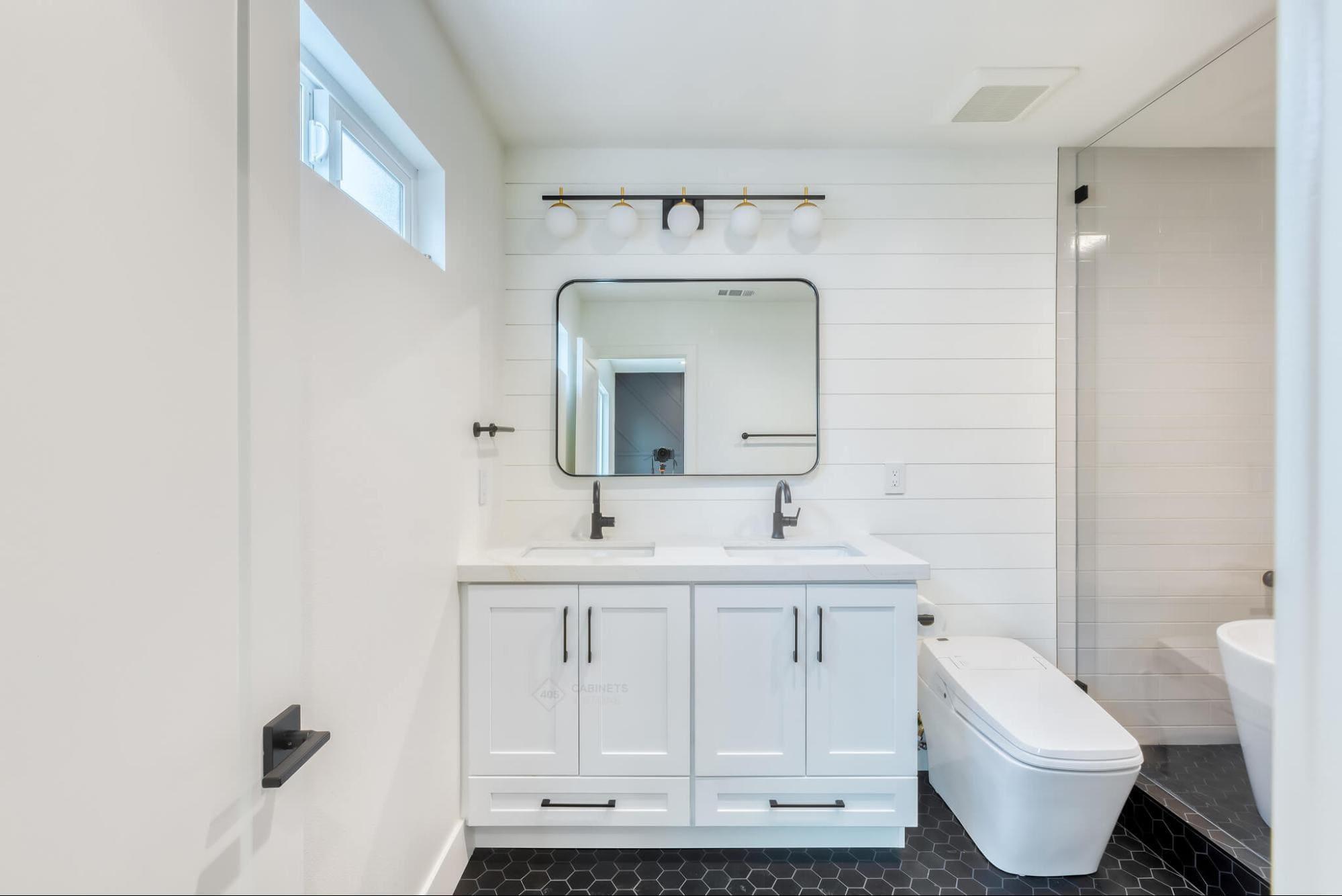 Keep ⁣countertops clutter-free for a streamlined look​ in small bathrooms