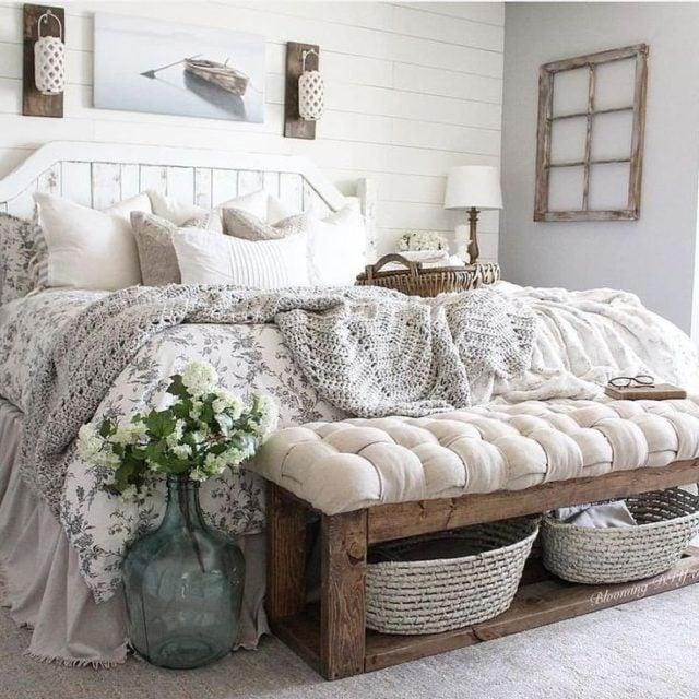 Farmhouse Bedroom: Combine comfort and​ charm with rustic⁣ accents