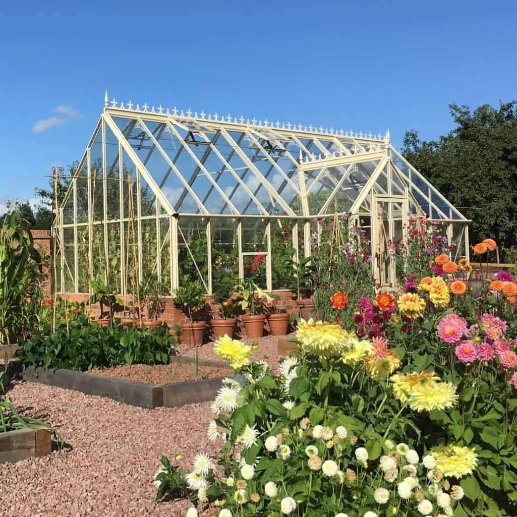 Add a sunlight-filled greenhouse area on your screened​ porch for gardening‍ enthusiasts