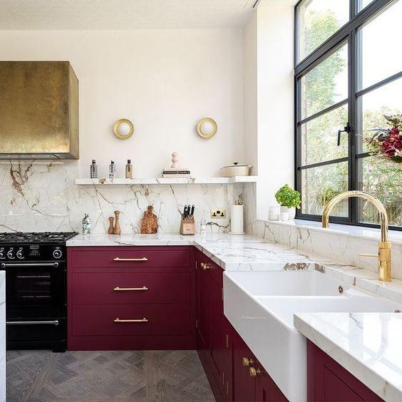 Incorporate open shelving to showcase special​ items in your ‌Burgundy Kitchen