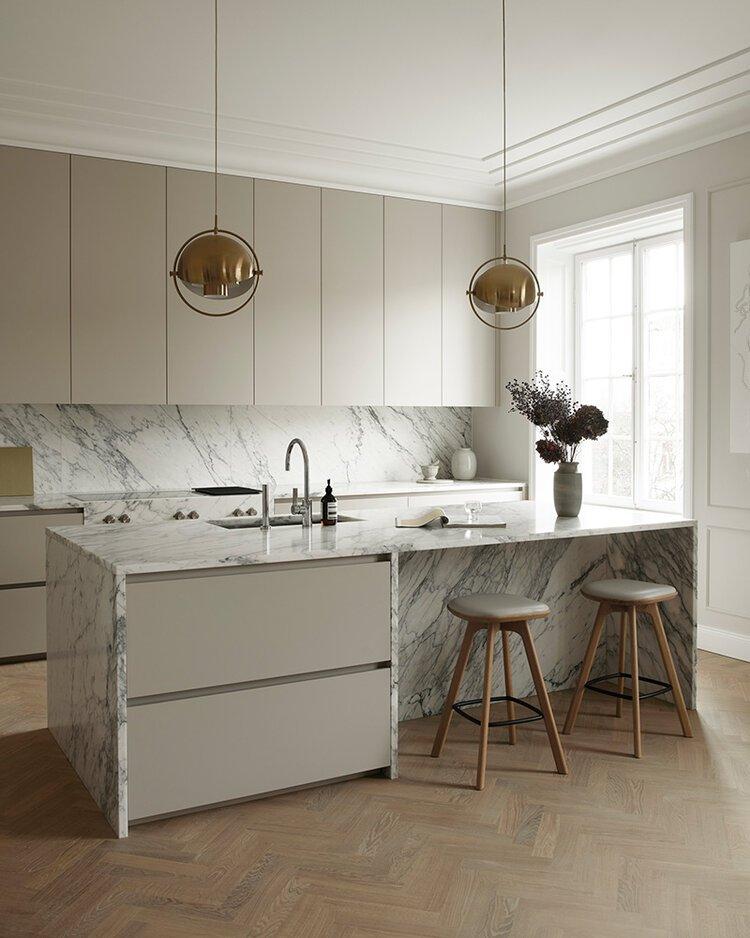 Minimalist​ décor emphasizes‌ simplicity, creating a serene kitchen atmosphere for cooking