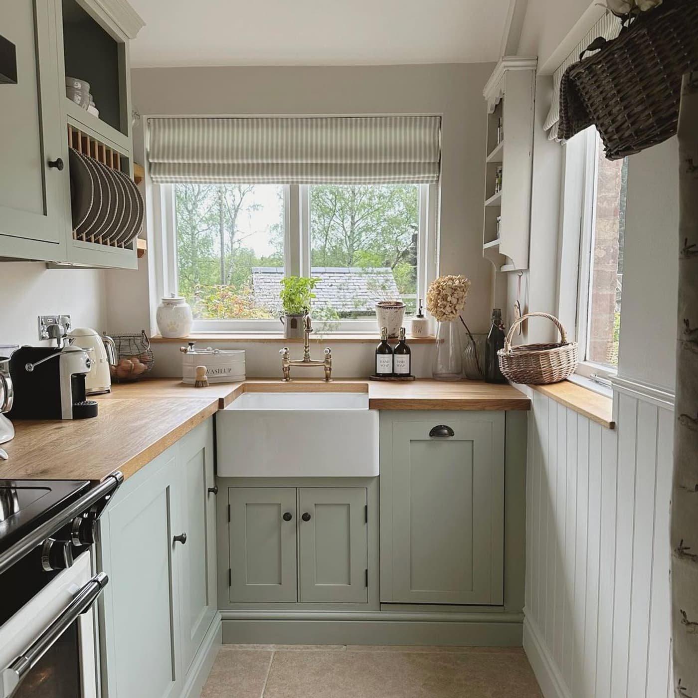 Opt for lighter‍ colors to brighten your galley kitchen and create‍ an airy feel