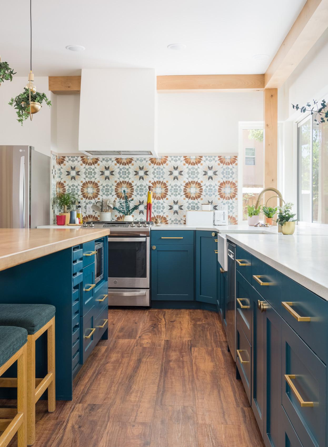 Colorful⁢ backsplashes can⁤ become eye-catching‌ focal points‍ in otherwise neutral​ kitchens