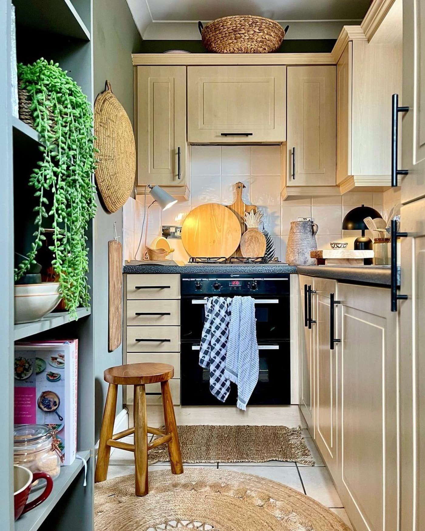 Use decorative baskets for stylish storage​ solutions⁢ in your galley kitchen