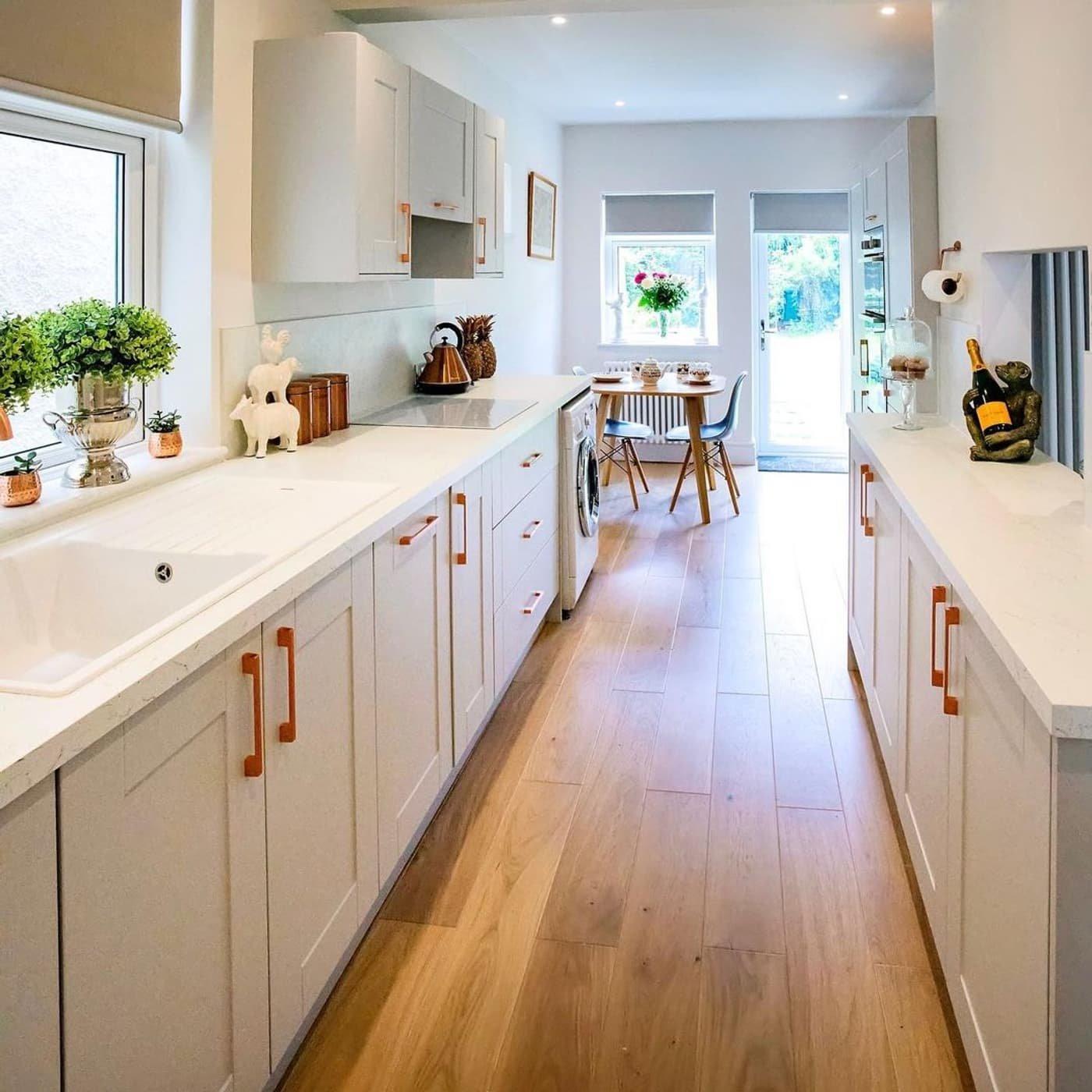 Paint the galley kitchen in ⁣light colors to create ​an airy, ​spacious feel