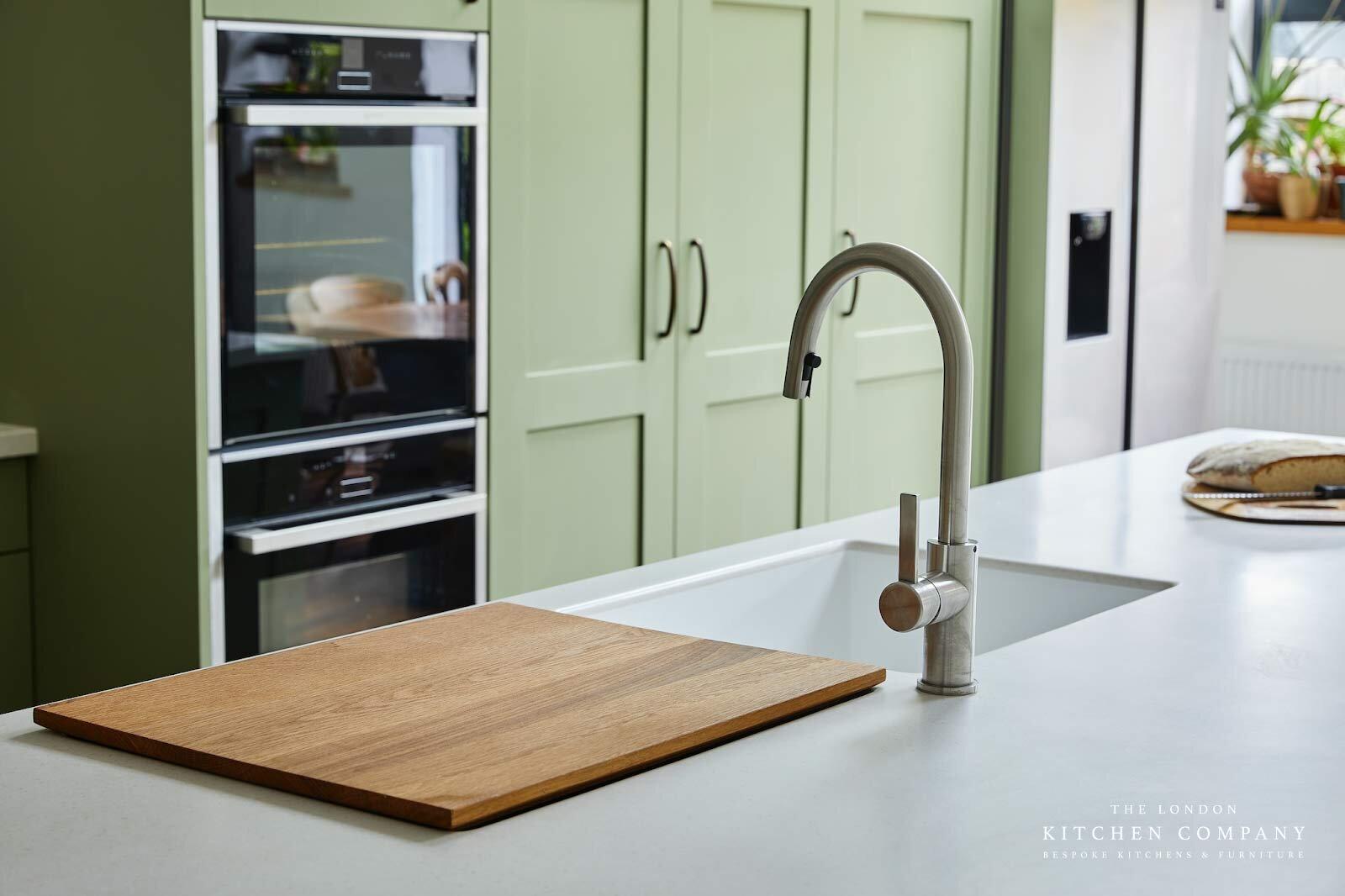 Eco-friendly materials: Choose​ sustainable surfaces⁤ and fixtures to enhance ⁤your kitchens ‌green appeal