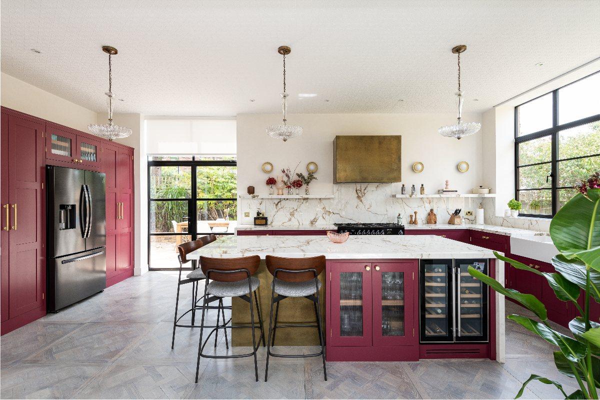 Select brass ⁢fixtures for a touch of elegance in your Burgundy‍ Kitchen decor