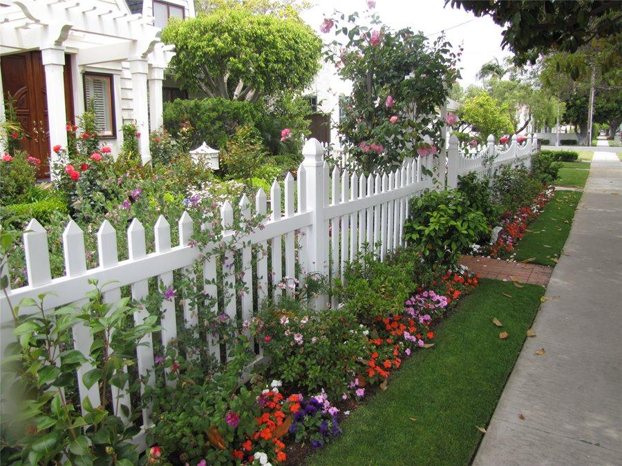 Transform ⁣your front yard with a charming picket fence complementing your landscaping