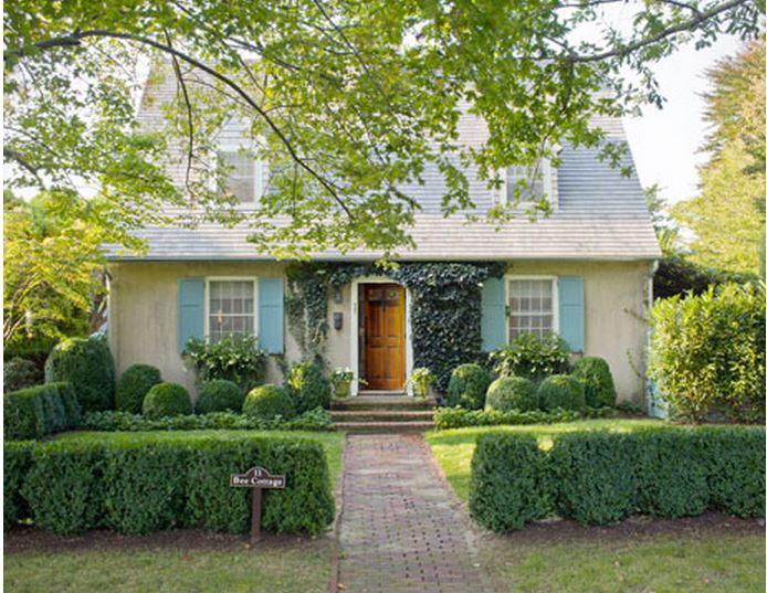 Install‍ a charming​ bench to enhance relaxation in your front yard landscaping space