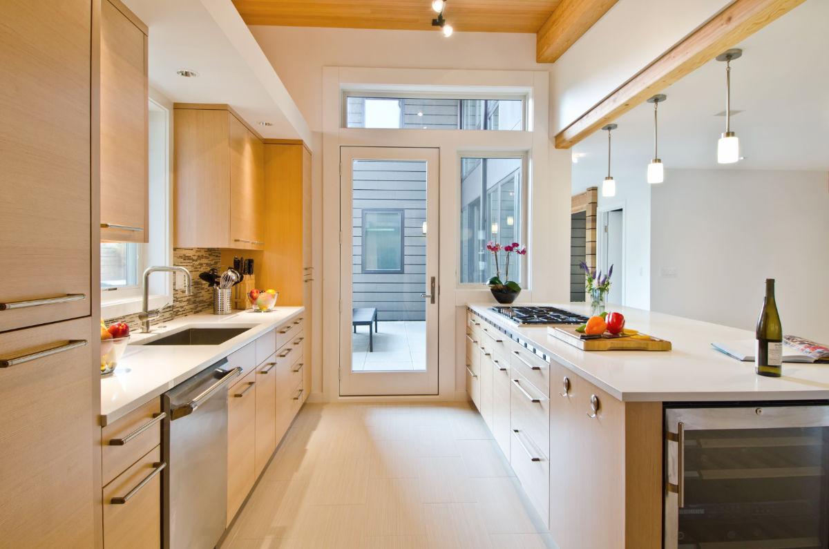 Use a‍ sliding ⁤door to maximize space in your galley kitchens ‍entrance