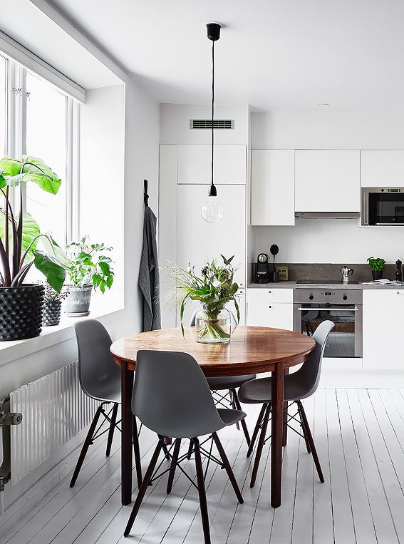 White kitchen with a round dining table - COCO LAPINE DESIGN .