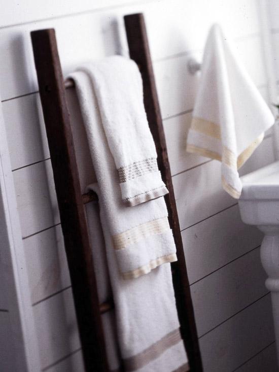 A repurposed​ ladder‍ for ‍displaying towels in ⁤your eclectic bathroom