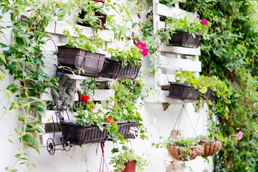 Incorporate recycled ⁣bottle planters into⁣ the pallet garden for a unique touch