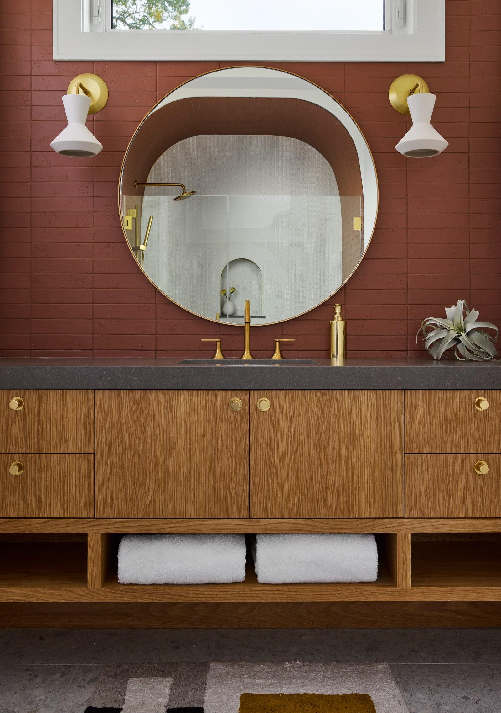 Accent mirrors⁣ create visual ⁤intrigue in your bathroom layout