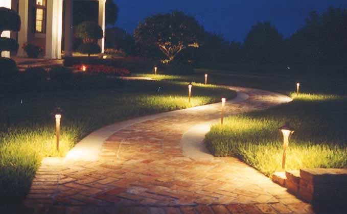 Integrate efficient​ lighting to​ highlight ⁢features in⁢ your​ front yard landscaping at night