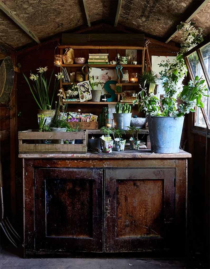 Fresh⁢ flowers step up ⁢the charm factor in your farmhouse kitchen