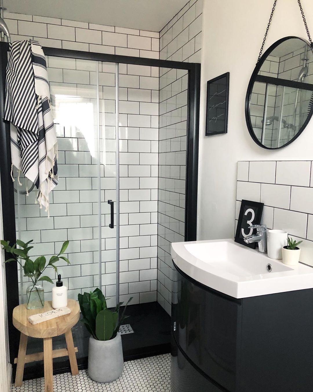 Keep decor minimal ‌to avoid cluttering‍ narrow bathrooms