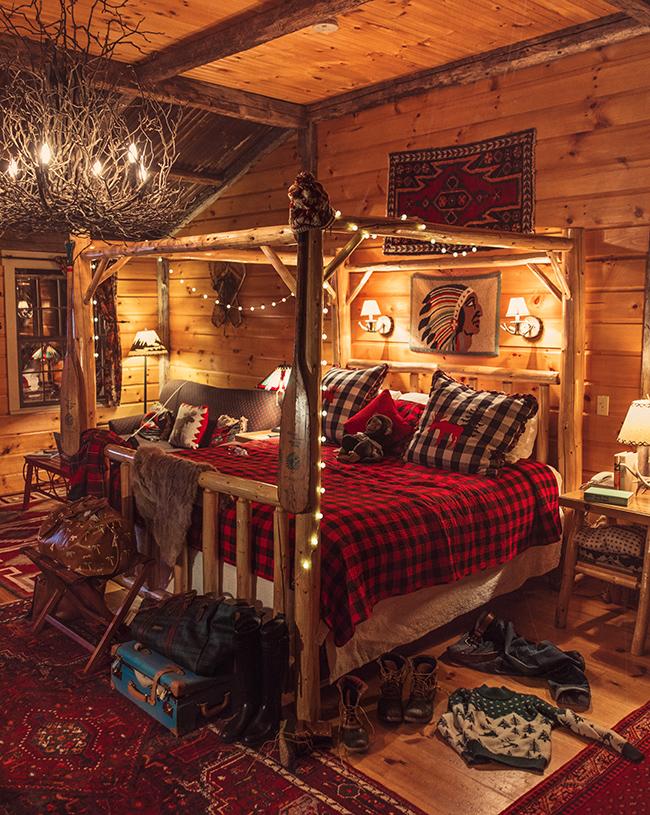 Rustic Cabin Bedroom: Evoke the outdoors with wooden accents and warm tones