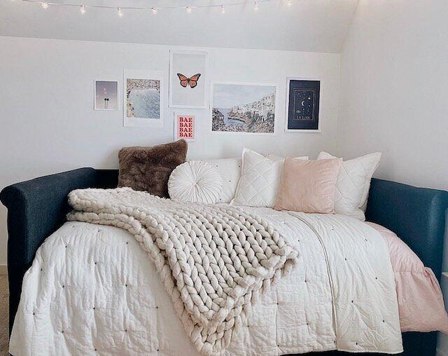 Layer different textures with rugs ​and throws in your ​Teen Girl⁤ Bedroom