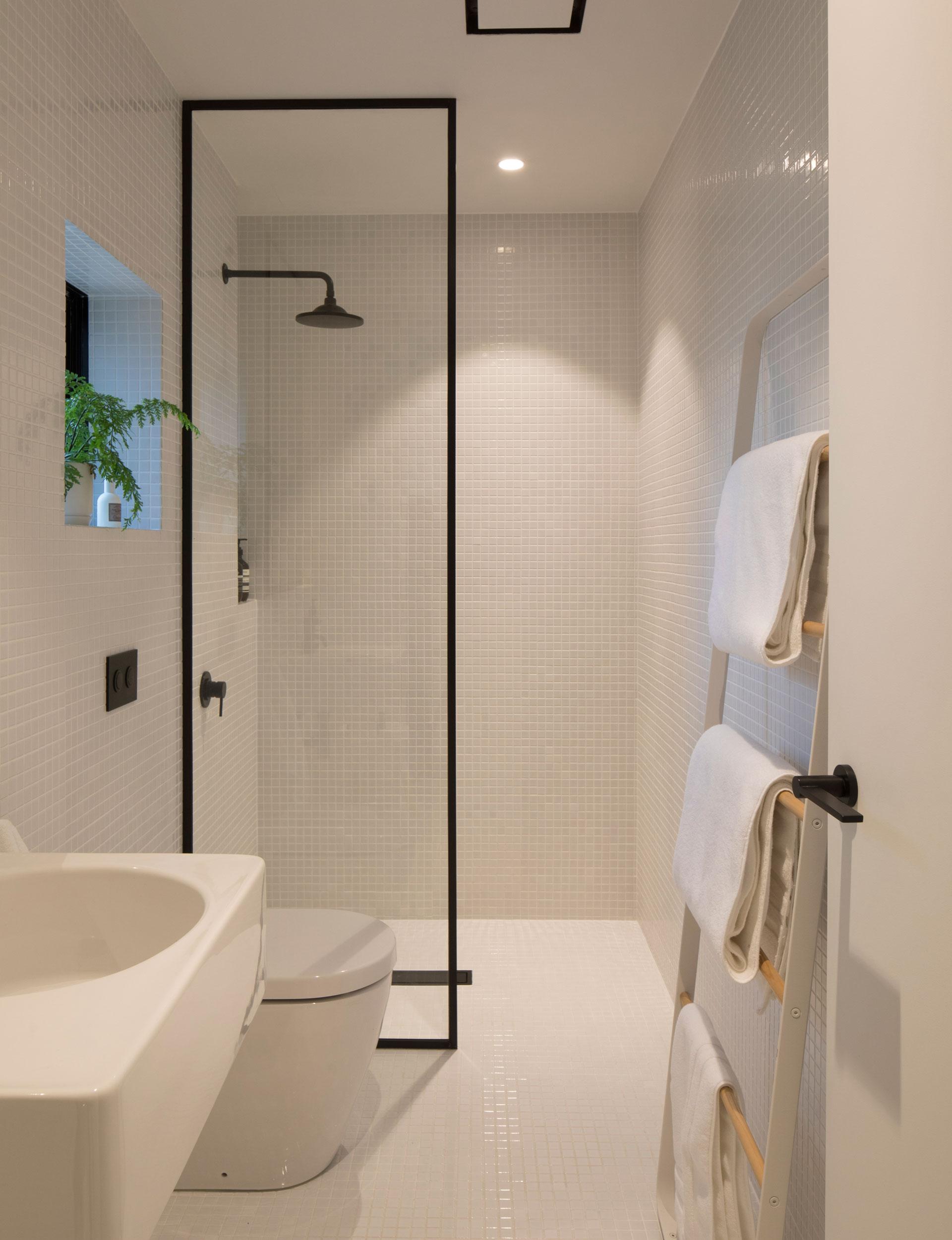 Minimalist aesthetics promote tranquility in your⁣ bathroom retreat