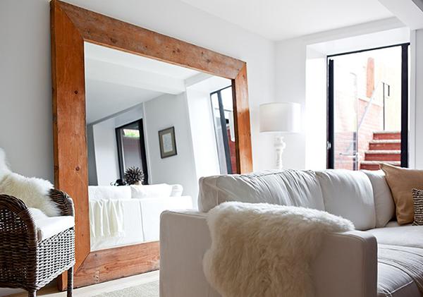 Use mirrors strategically to enhance‌ light and ‍space in your living room