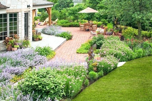 Set up⁤ a cozy seating area surrounded by lush greenery in front​ yard landscaping