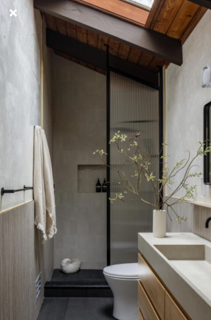 Smart Solutions for Maximizing Narrow Bathroom Spaces