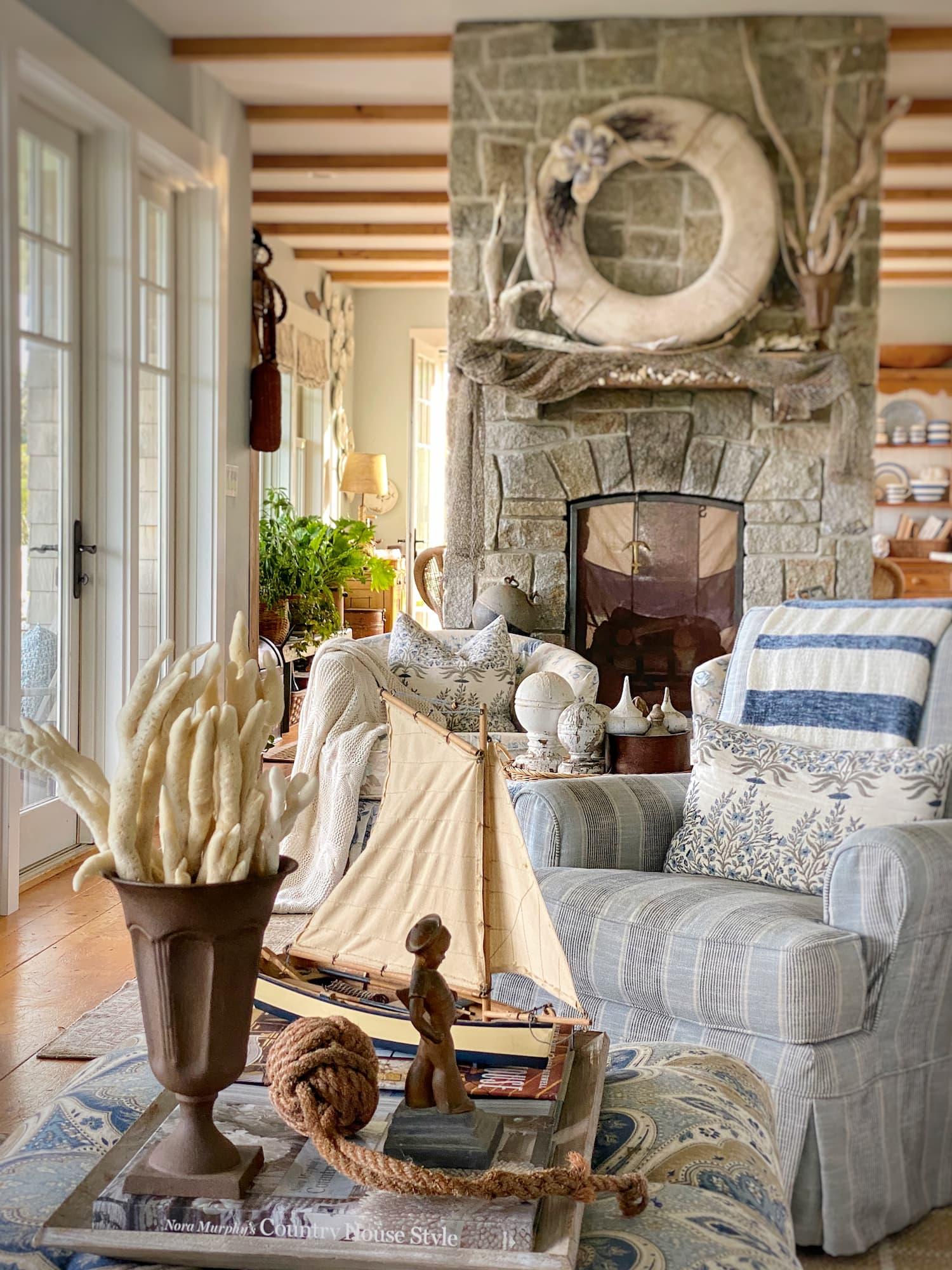 Vintage⁣ finds add character, blending history with modernity in ​your Living Room