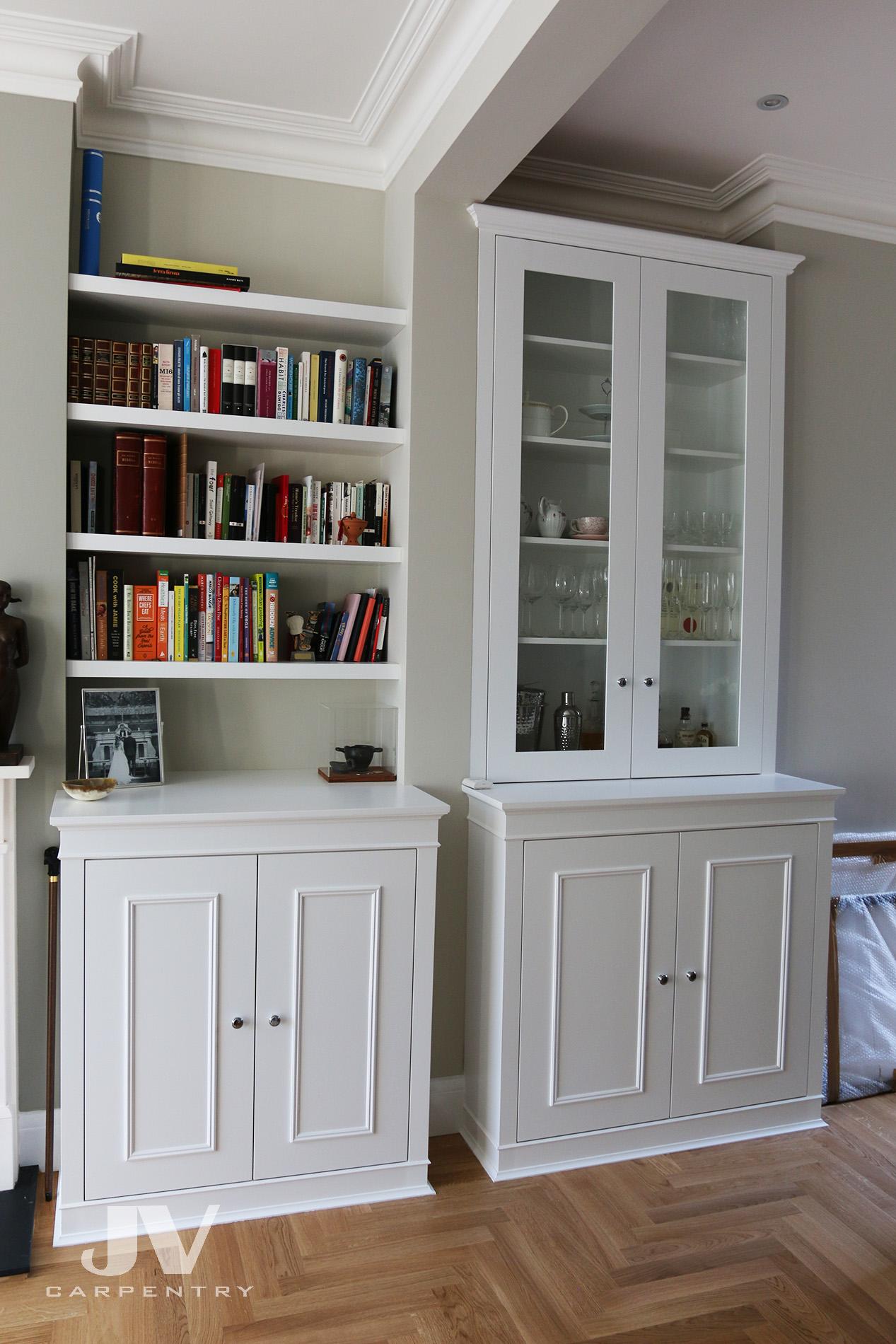 Built-in shelving for ​displaying books and treasures in your⁤ living room