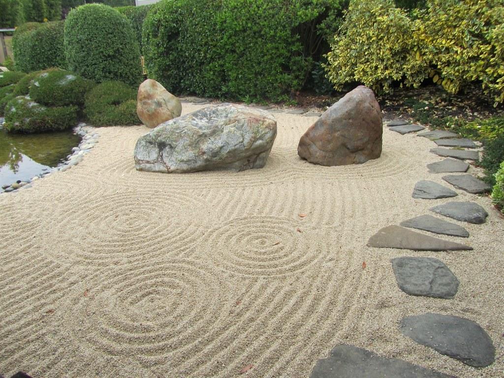 Varied ⁤textures of‌ sand and gravel ⁣offer tactile experiences in your Zen Garden