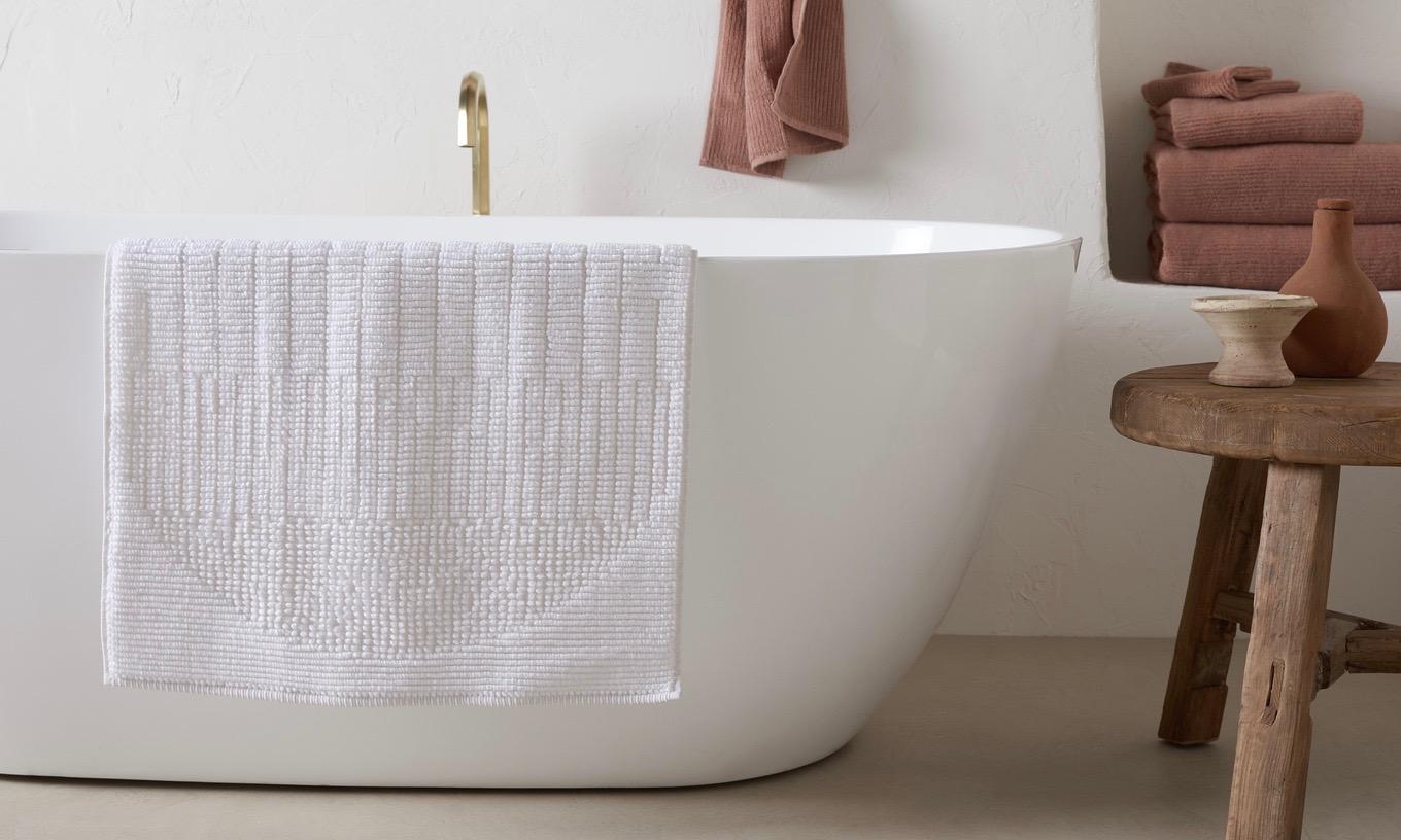 Textured‌ fabrics: Rich⁤ towels and rugs enhance bathroom comfort