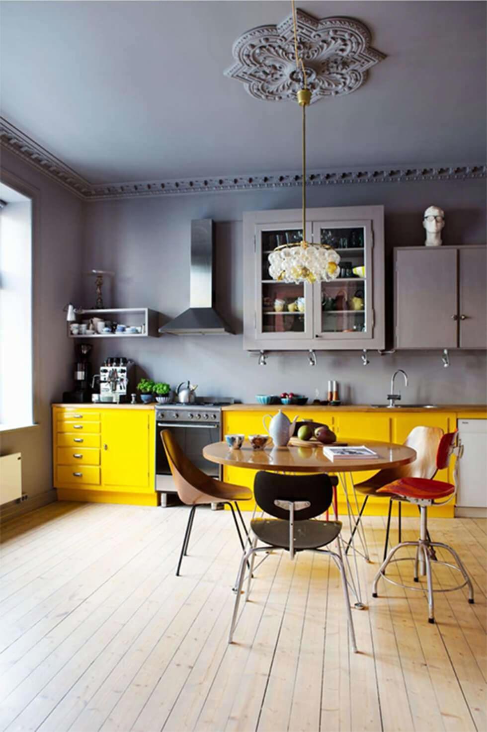 Use bold colors ‌for chairs to add personality to⁢ your eat-in kitchen